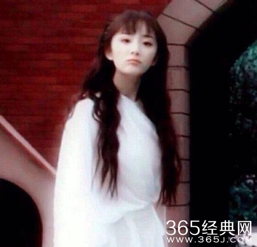 楊冪全網(wǎng)營銷的“美照”竟是P過的，但更尷尬的是唐藝昕腳上的鞋