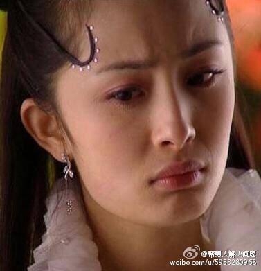 楊冪全網(wǎng)營銷的“美照”竟是P過的，但更尷尬的是唐藝昕腳上的鞋