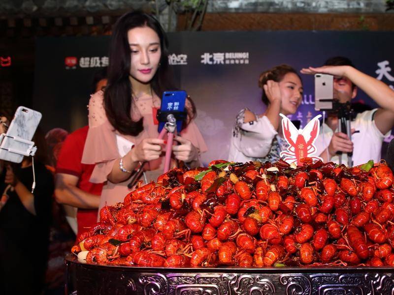 網(wǎng)紅經(jīng)濟“墮落”史：從羅振宇到錐子臉到小龍蝦