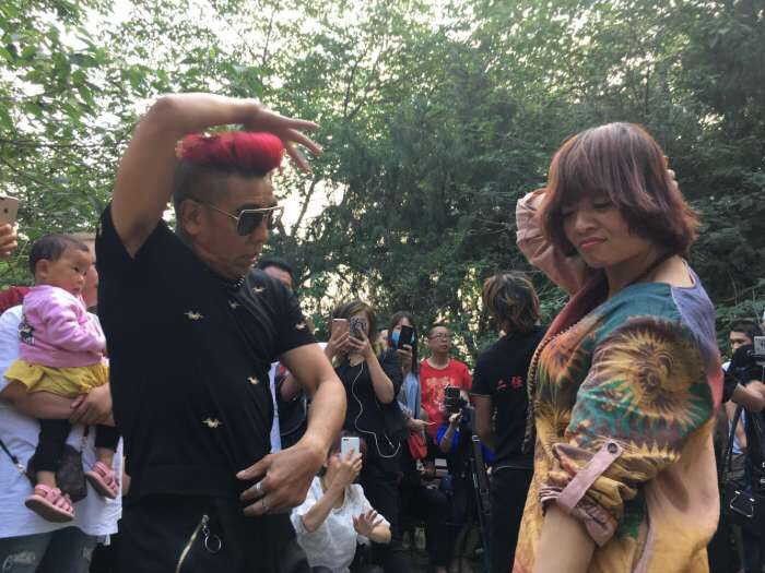鄭州尬舞天團(tuán)：你恥我顛狂不體面，我笑你不懂潮流網(wǎng)紅和賺錢