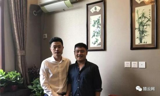 前酷騎單車CEO高唯偉（左）與獵云網(wǎng)記者合影