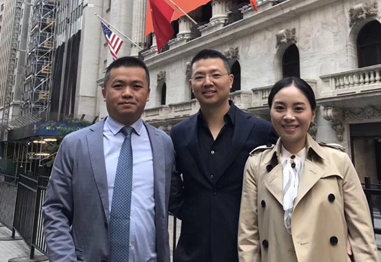 梅花天使創(chuàng)始人吳世春(左一)與趣店CEO羅敏(左二)