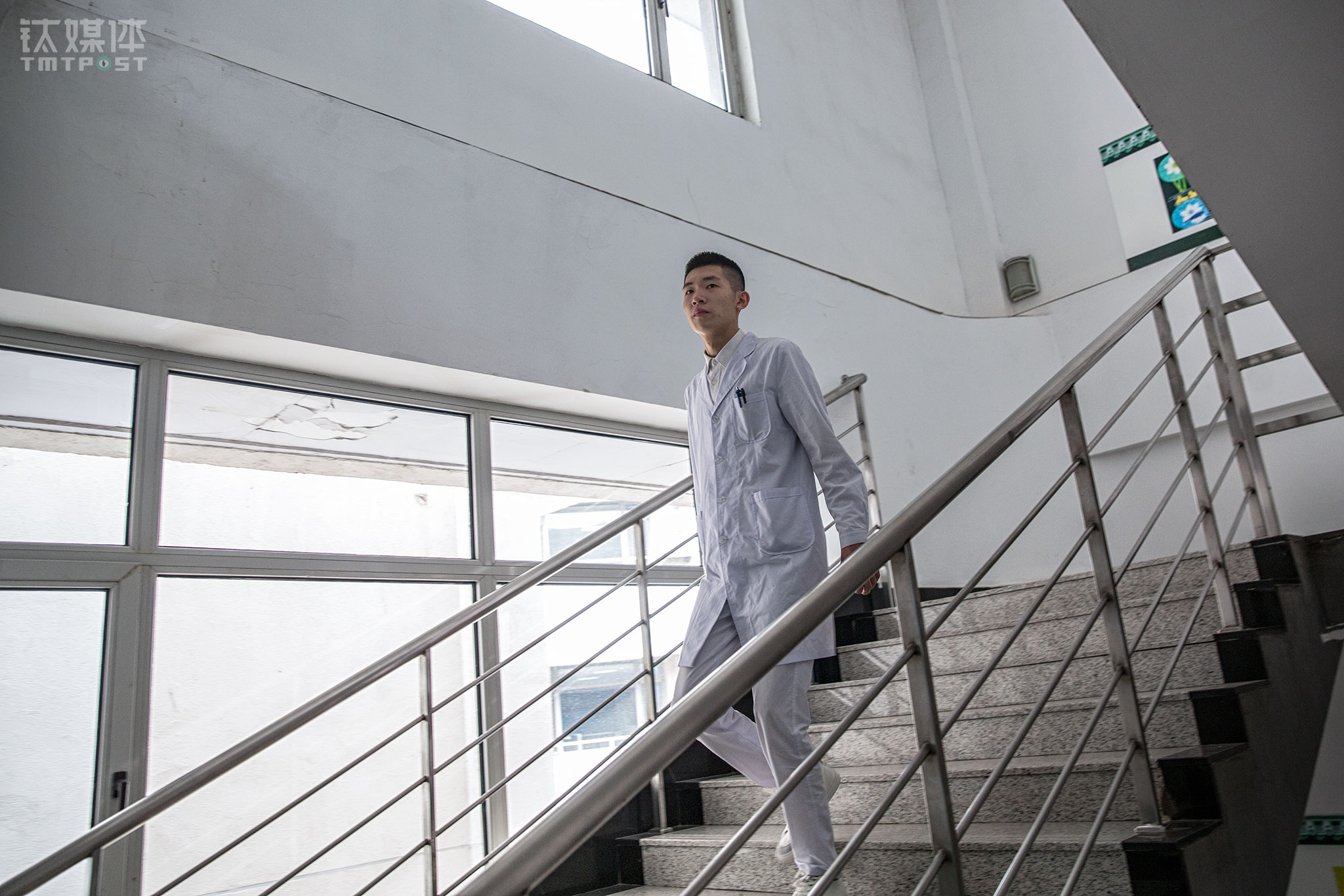 浩坤本年 19 歲，來(lái)自黑龍江，是天津一家病院住院部的實(shí)習(xí)護(hù)士。他每天早上 7 點(diǎn)上班，下午 5 點(diǎn)下班，工作職責(zé)是整理病床、照顧病人打針換藥。