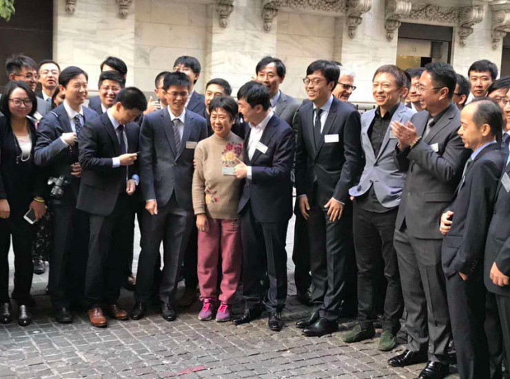 王小川笑擁母親：別激動(dòng) 搜狗IPO只是對(duì)過去十四年的總結(jié)
