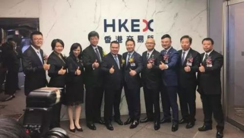 閱文集團上市，吳文輝（左五）與核心高管合影  
