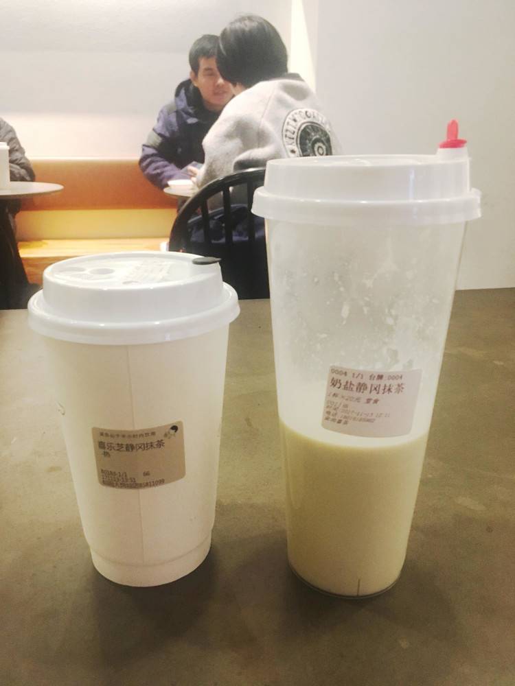 喜茶（左）和金尚喜茶的芝士靜岡抹茶